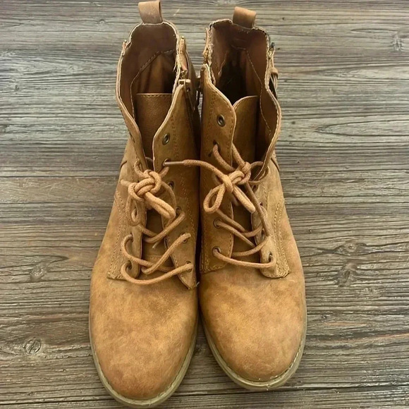 Women Boots size 8 1/2 - Picture 1 of 16